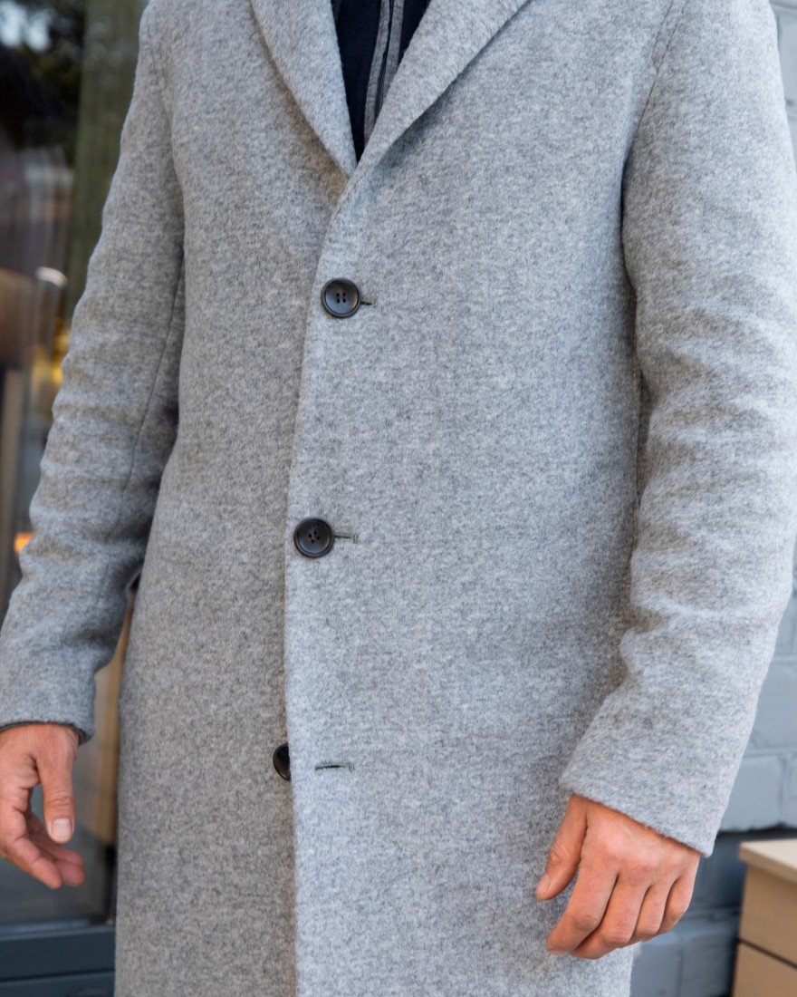 Чоловіче пальто прямого крою, сіре